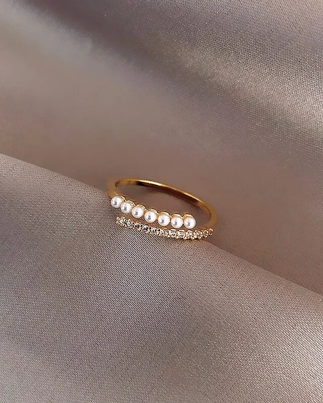 Eleganter zweireihiger Ring mit kleinem Steinen und Perlen