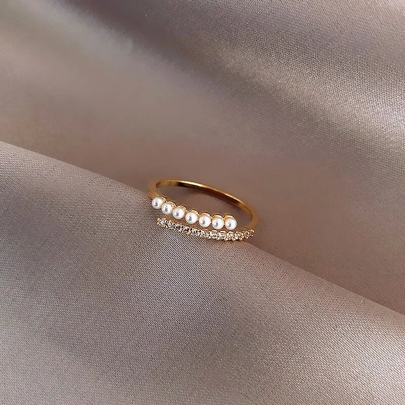 Eleganter zweireihiger Ring mit kleinem Steinen und Perlen