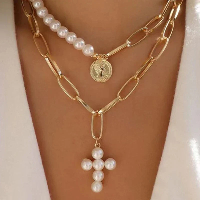 Elegante Halsketten mit Anhängern in Gold, zeitlos und elegant