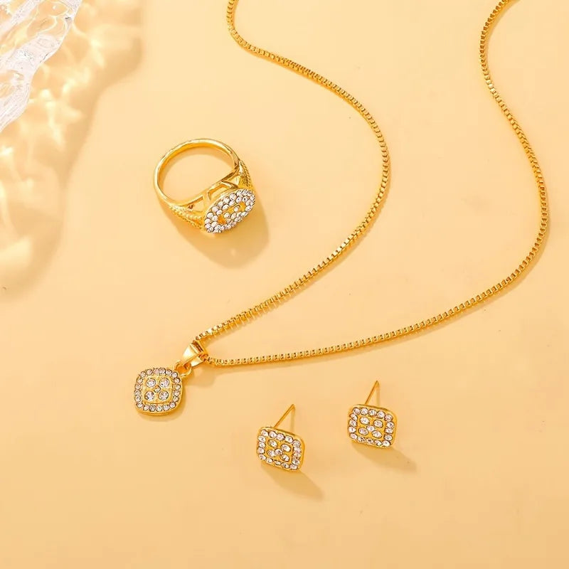 Set mit Halskette, Ring und passenden Ohrringe, mit funkelnden Steinen