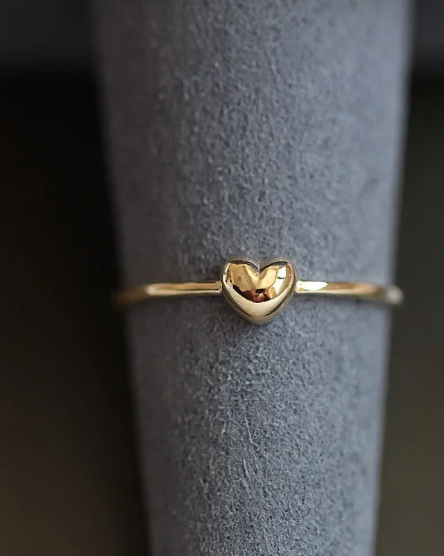 Eleganter, feiner Ring mit kleinem Herz