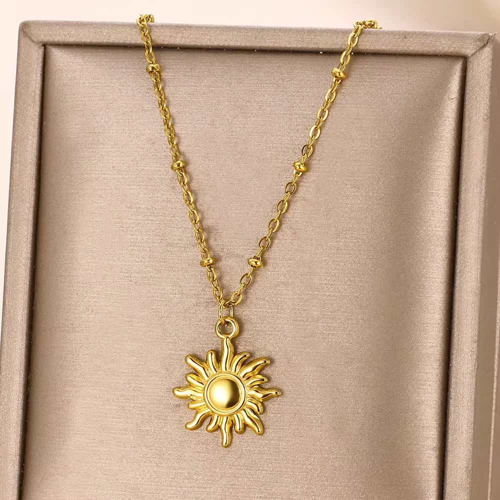 Elegante Halskette in Gold, mit verschiedenen Anhängern