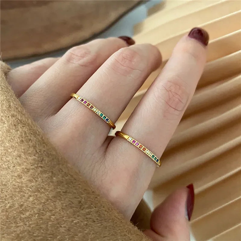 Eleganter, feiner Ring mit bunten Steinen