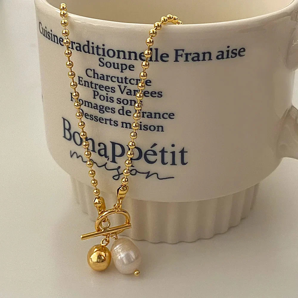 Elegante Halskette in Gold mit Perlenanhänger