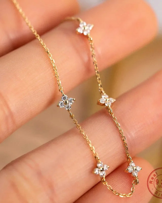 Elegante Armkette/ Armband mit weißen Steinen
