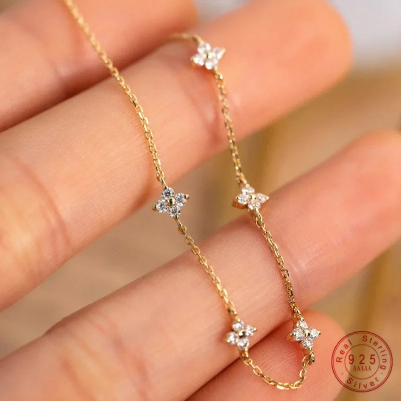Elegante Armkette/ Armband mit weißen Steinen
