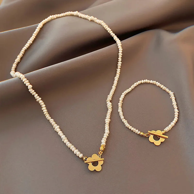 Elegante Perlenhalskette, Perlenarmkette mit goldfarbenem Blumenverschluss