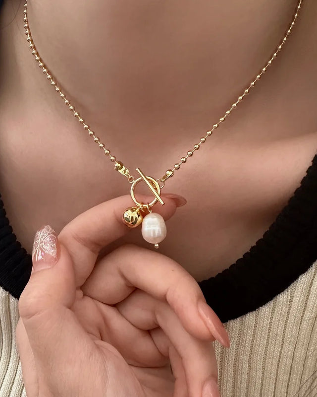 Elegante Halskette in Gold mit Perlenanhänger