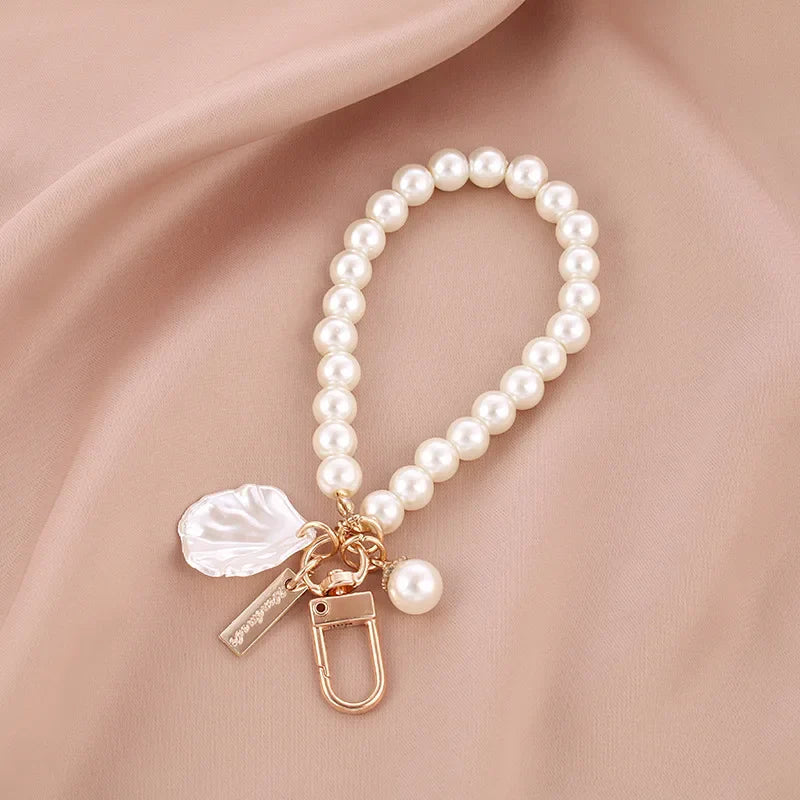 Niedlicher Taschenanhänger, Accessoire in Gold mit Perlenkette und Anhänger