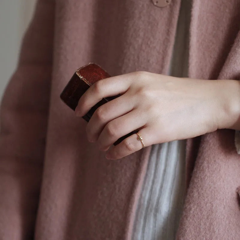 Eleganter, feiner Ring mit kleinem Herz