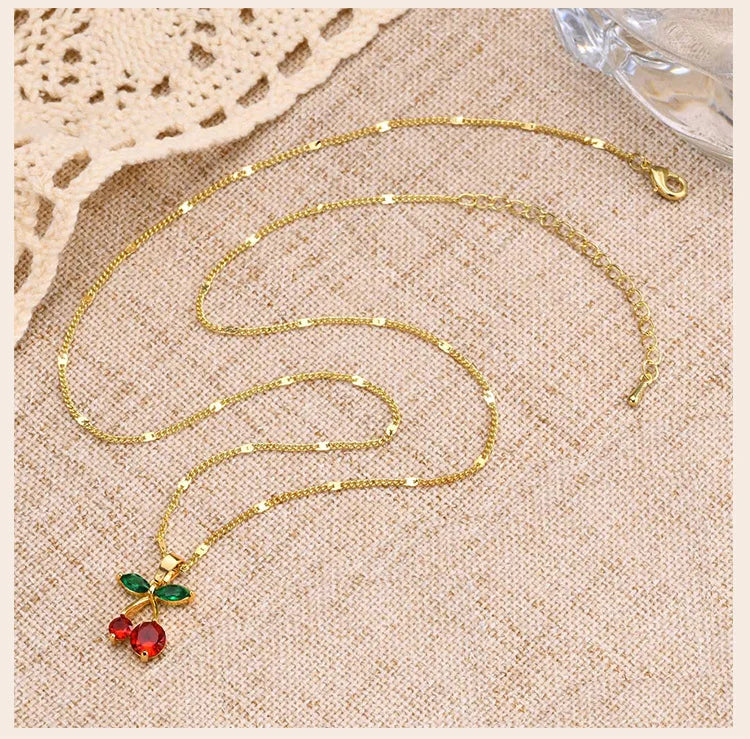 Elegante Halskette mit Kirsch-Anhänger, in Gold