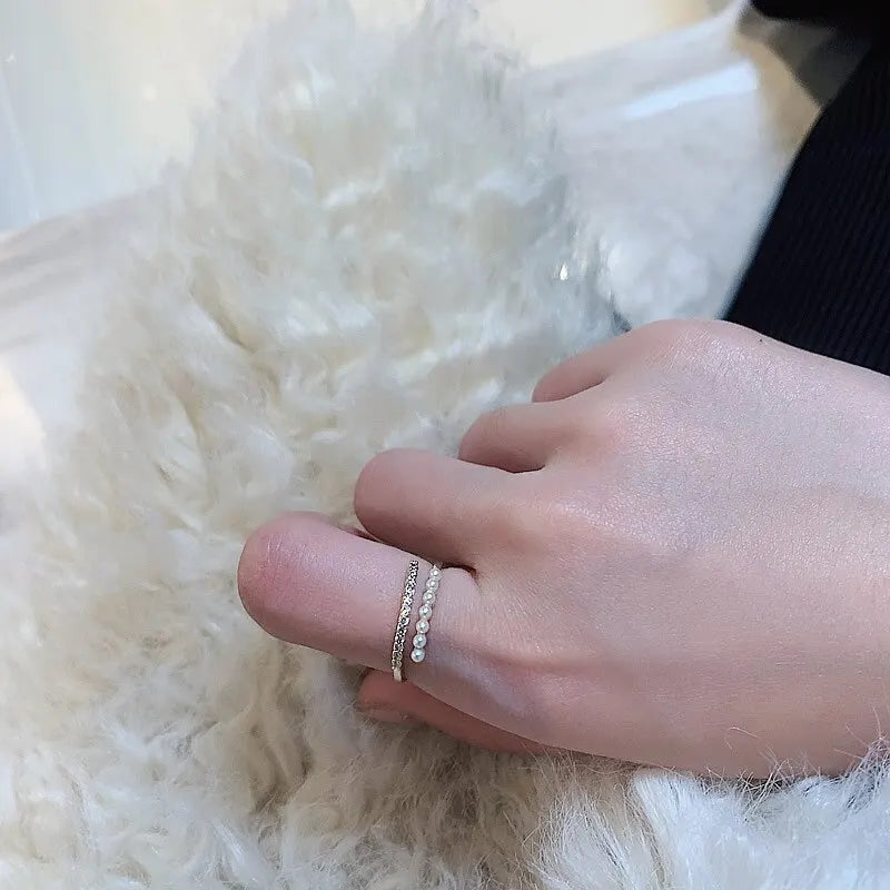 Eleganter zweireihiger Ring mit kleinem Steinen und Perlen