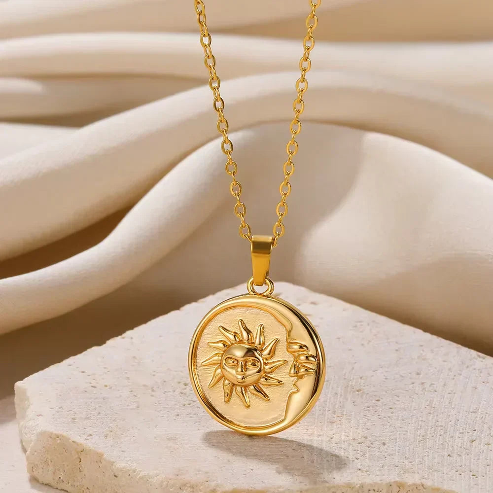 Elegante Halskette in Gold, mit verschiedenen Anhängern