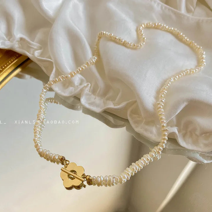 Elegante Perlenhalskette, Perlenarmkette mit goldfarbenem Blumenverschluss