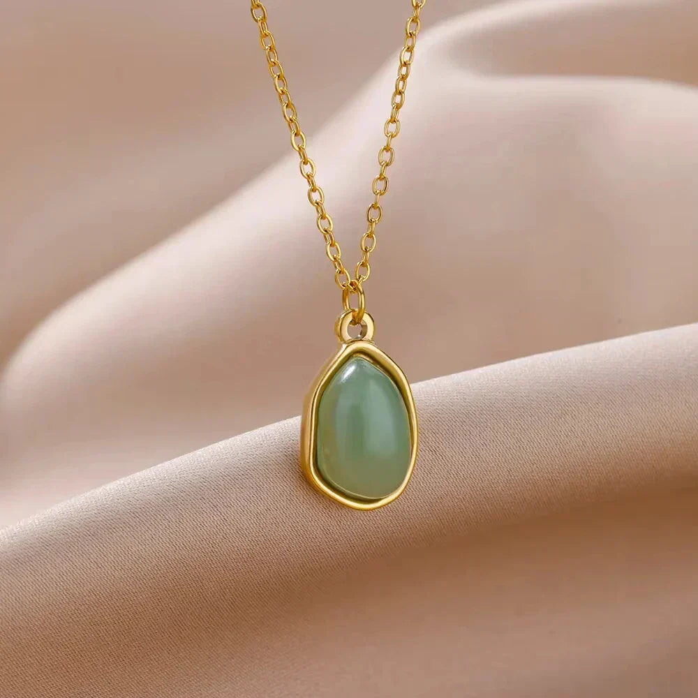 Elegante Halskette mit verschiedenen Edelstein - Anhängern