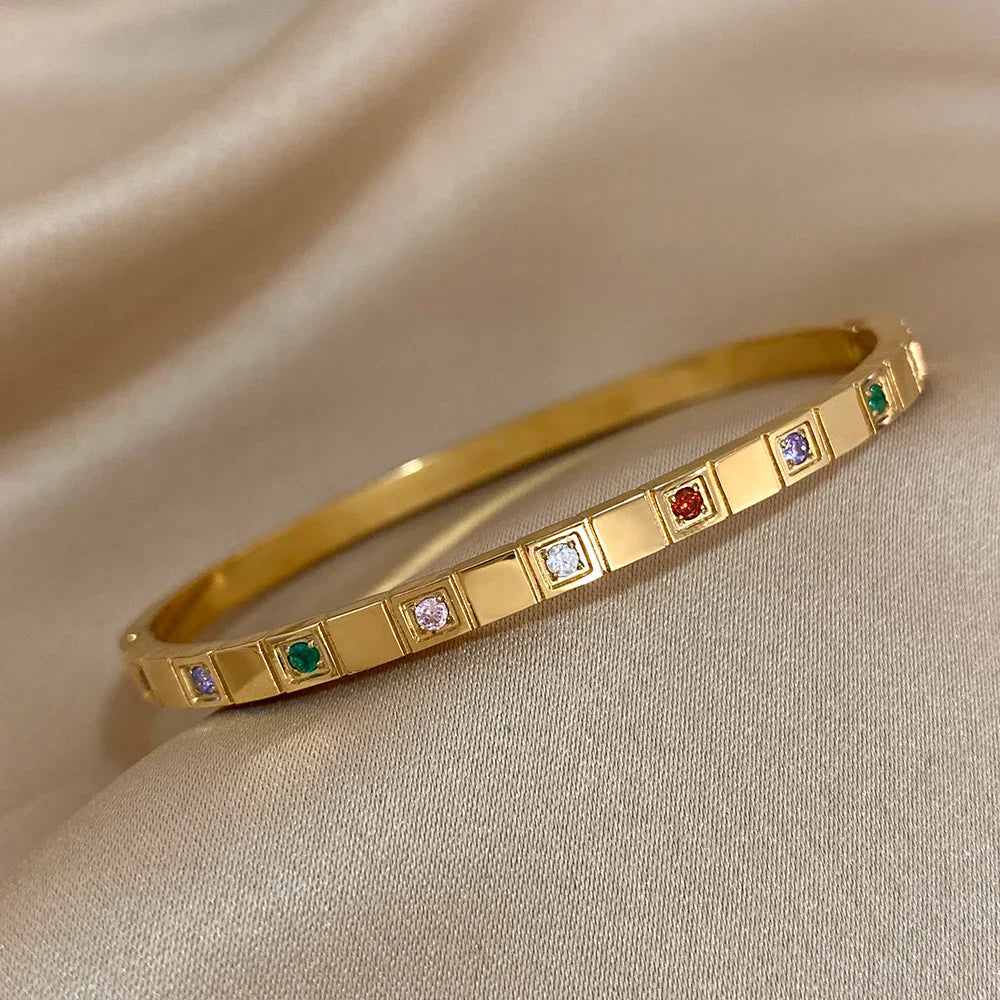 Eleganter Armreif mit kleinen bunten Steinen, zeitlos und elegant