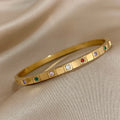 Eleganter Armreif mit kleinen bunten Steinen, zeitlos und elegant