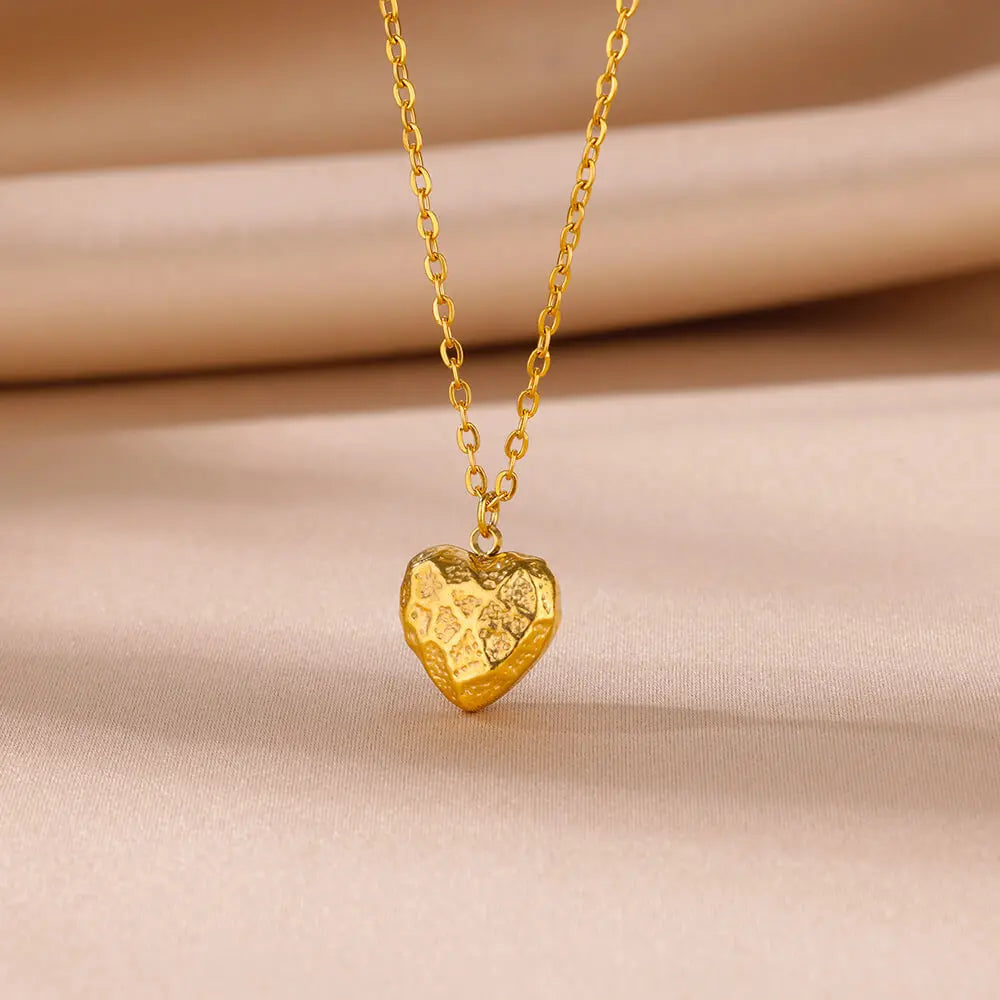 Elegante Halskette in Gold, mit verschiedenen Anhängern