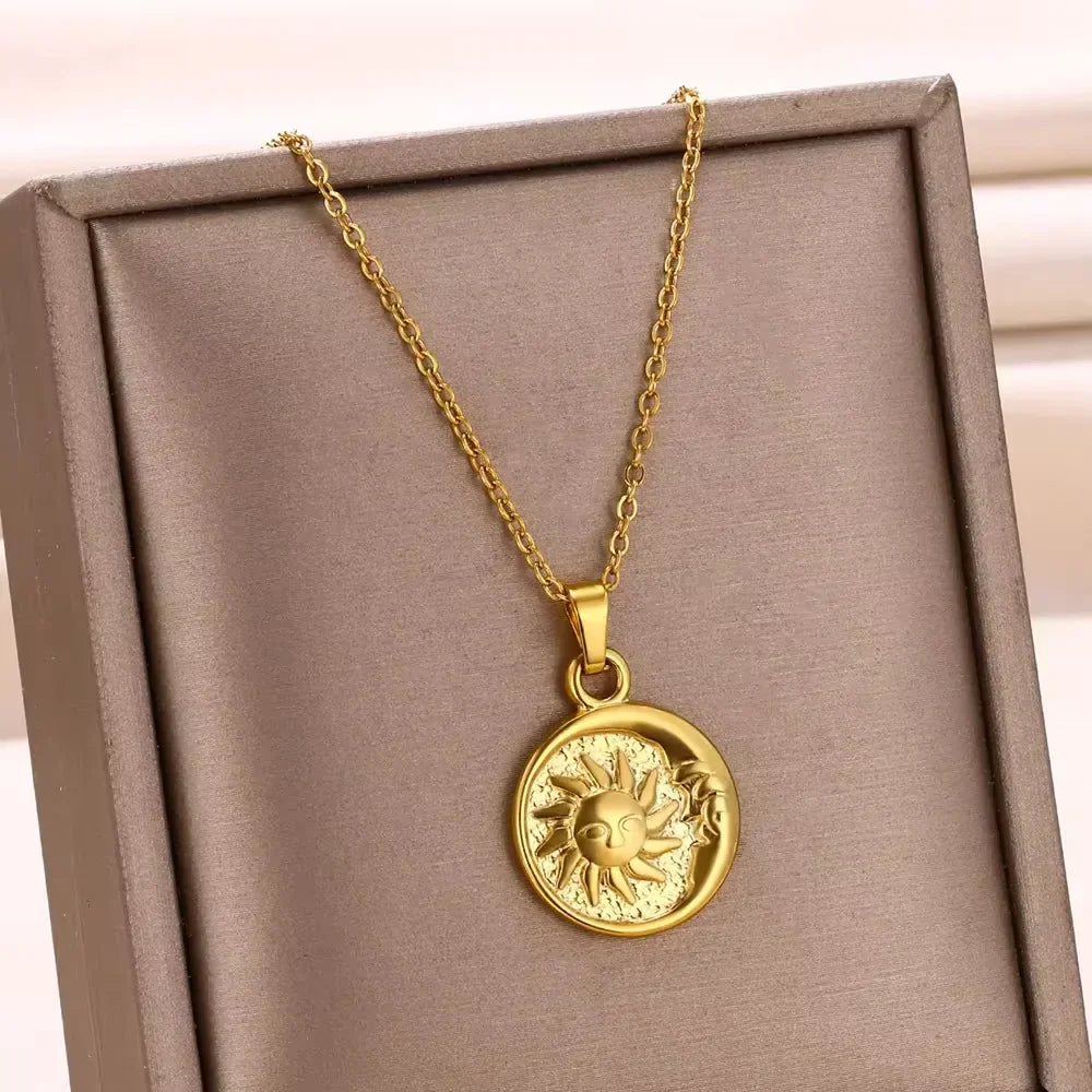 Elegante Halskette in Gold, mit verschiedenen Anhängern