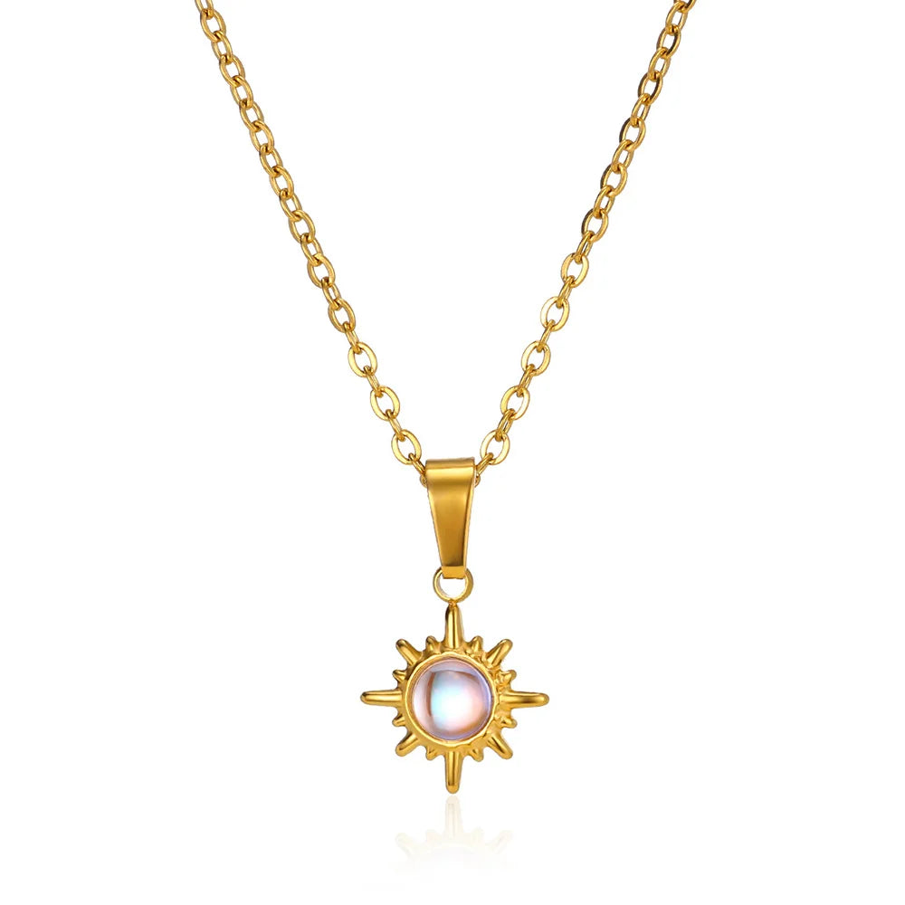 Elegante Halskette in Gold, mit verschiedenen Anhängern