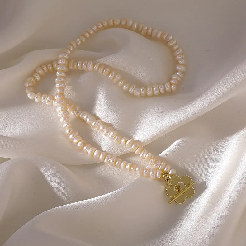 Elegante Perlenhalskette, Perlenarmkette mit goldfarbenem Blumenverschluss