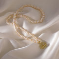 Elegante Perlenhalskette, Perlenarmkette mit goldfarbenem Blumenverschluss