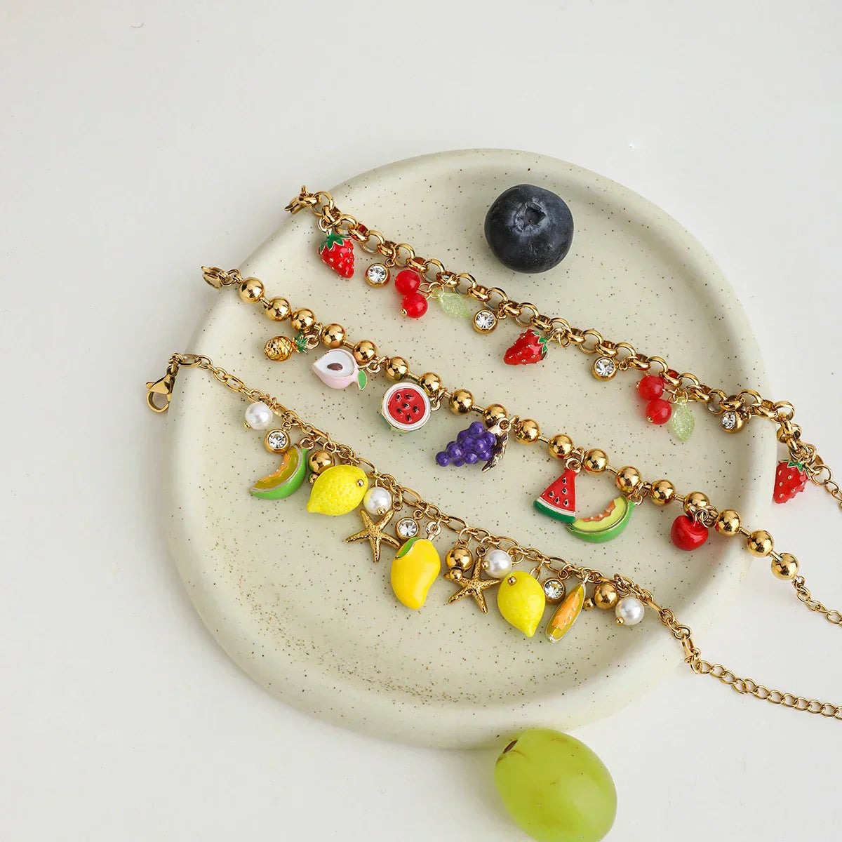 Elegantes Armband mit verschiedenen Frucht - Anhängern