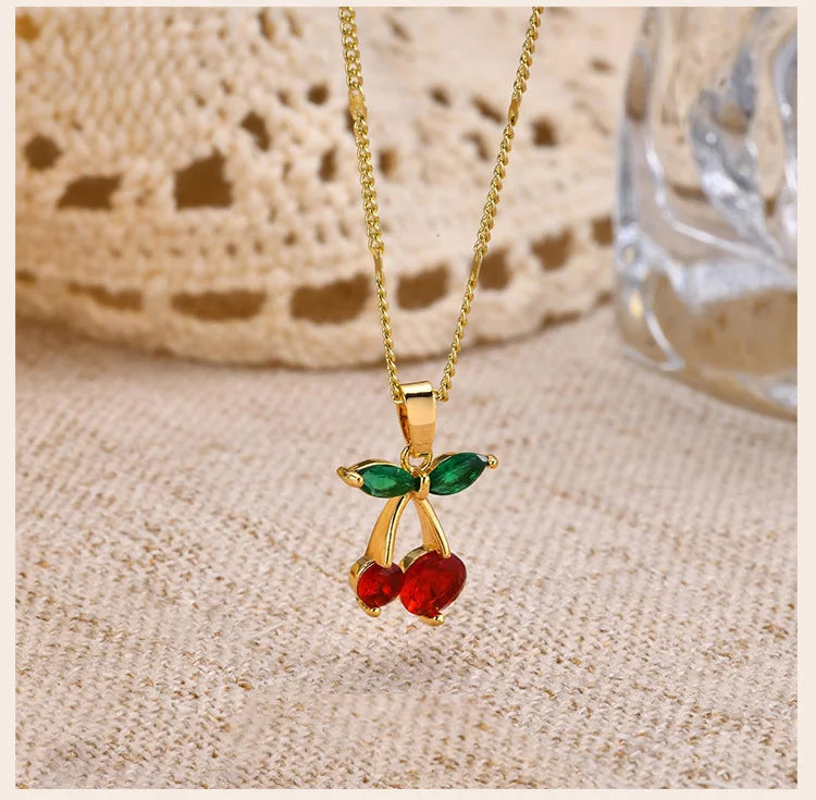 Elegante Halskette mit Kirsch-Anhänger, in Gold