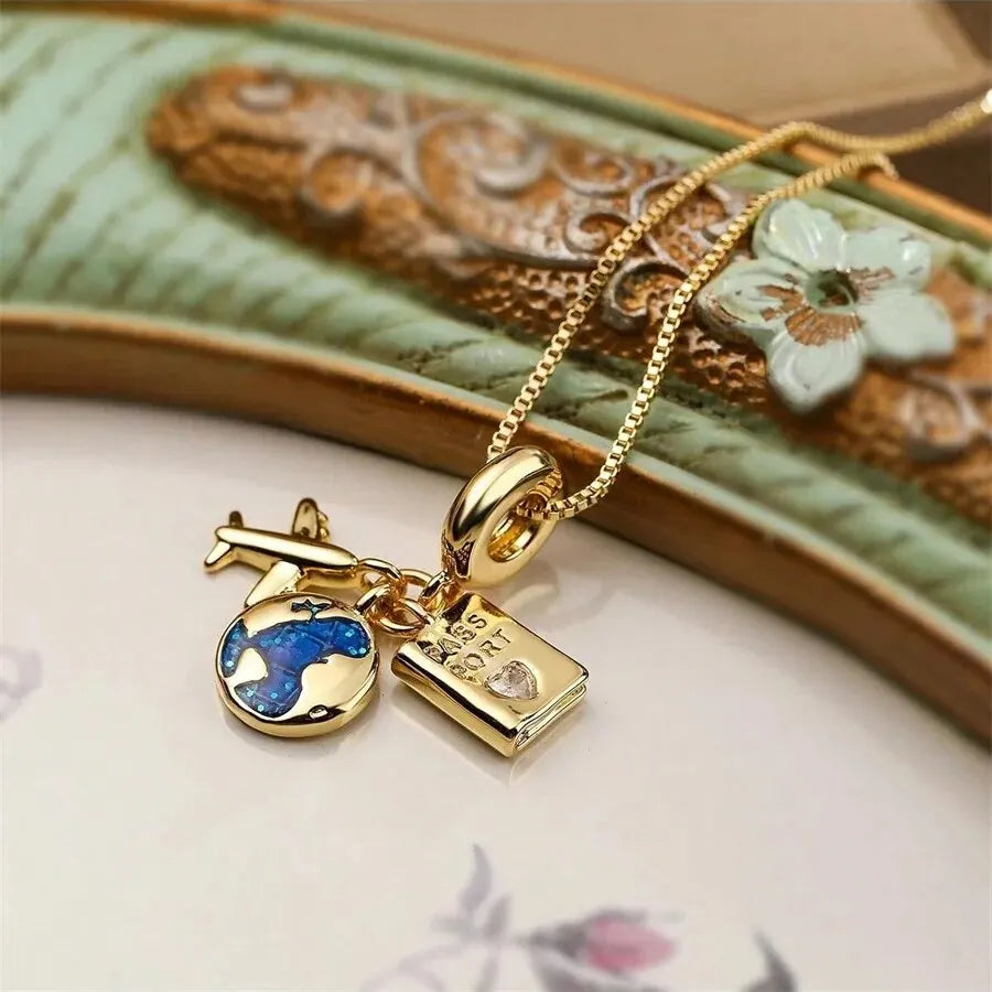 Elegante Halskette mit Reise-Anhängern in Gold