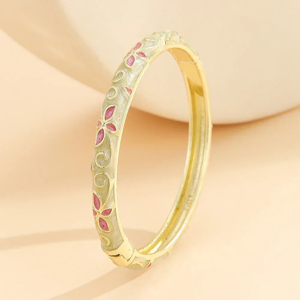 Eleganter Armreif in Gold, mit floralen Mustern
