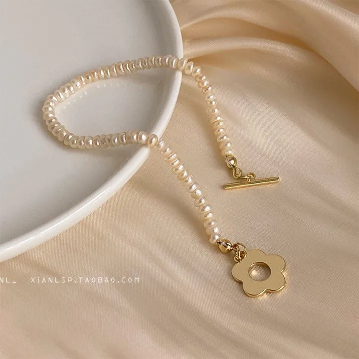 Elegante Perlenhalskette, Perlenarmkette mit goldfarbenem Blumenverschluss