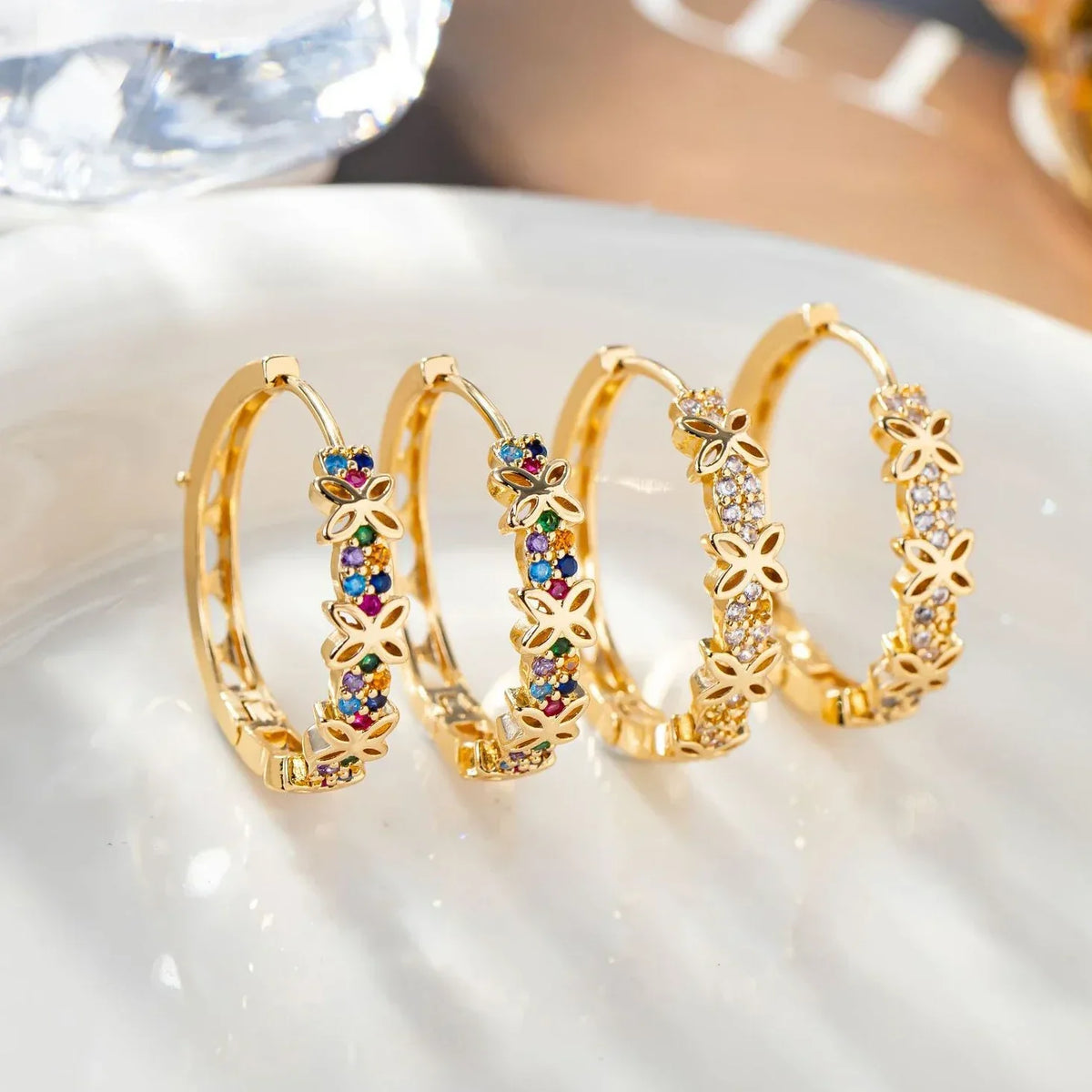 Elegante, kleine Creolen Ohrringe mit bunten Steinen - zeitlos und elegant