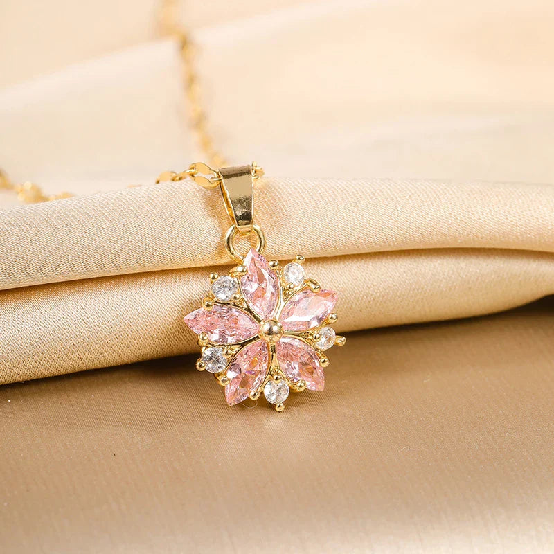 Elegante Halskette in Gold mit Blumenanhänger in Zartrosa