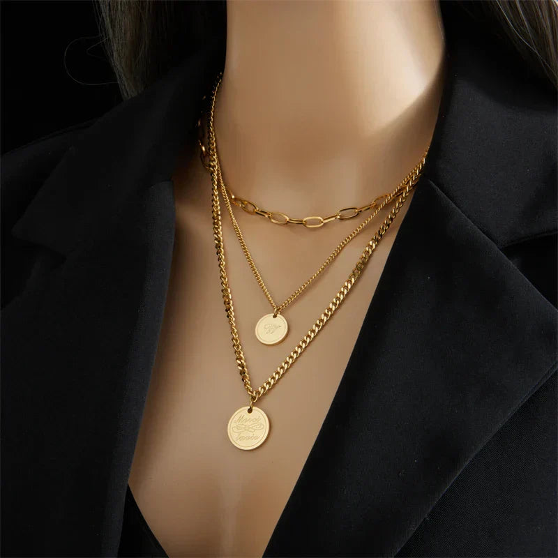 Elegante Halsketten mit Anhängern in Gold, zeitlos und elegant