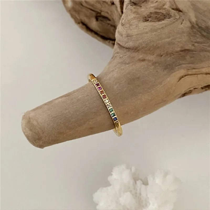 Eleganter, feiner Ring mit bunten Steinen