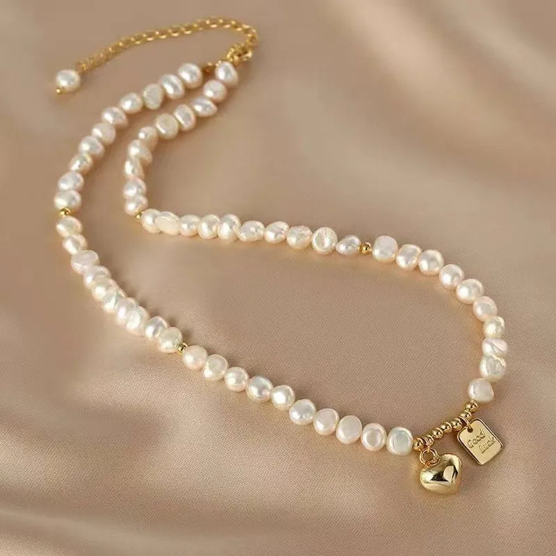 Elegante Perlenhalskette und Armband, mit kleinem Herz - Motiv