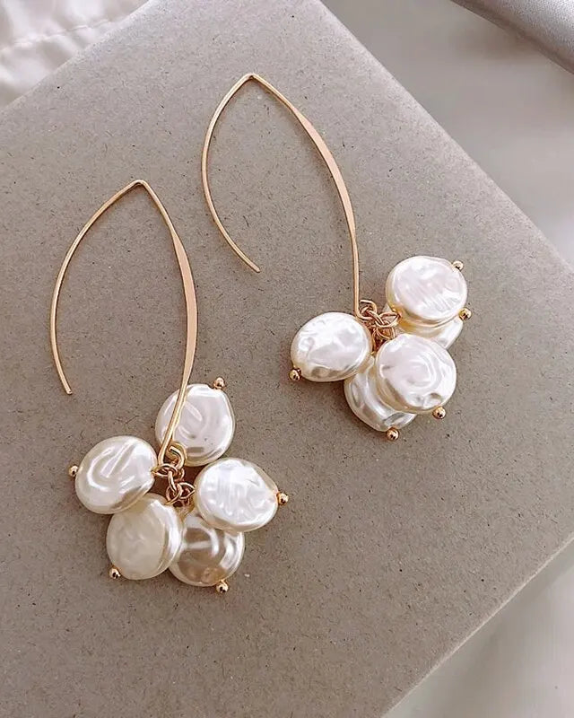 Elegante, hängende Ohrringe mit Perlen, zeitlos und elegant.