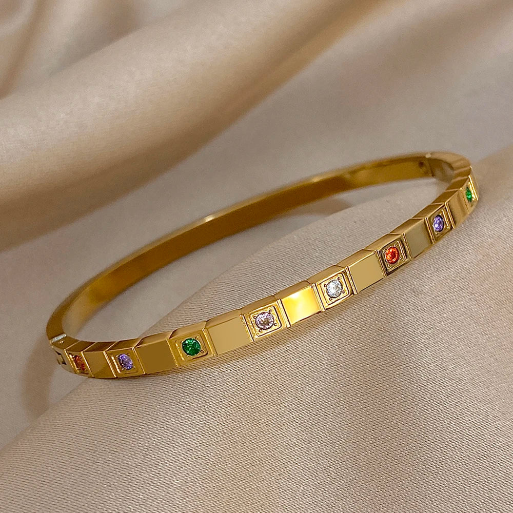 Eleganter Armreif mit kleinen bunten Steinen, zeitlos und elegant