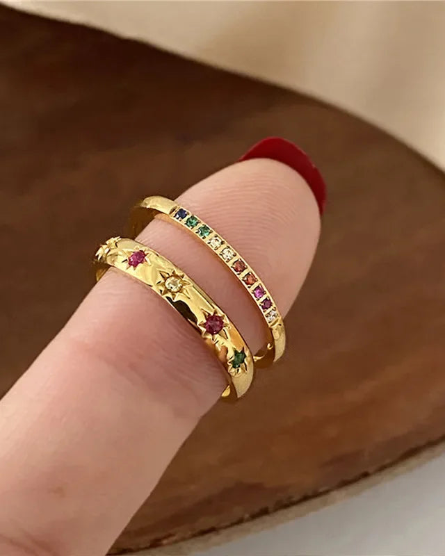 Eleganter, feiner Ring mit bunten Steinen