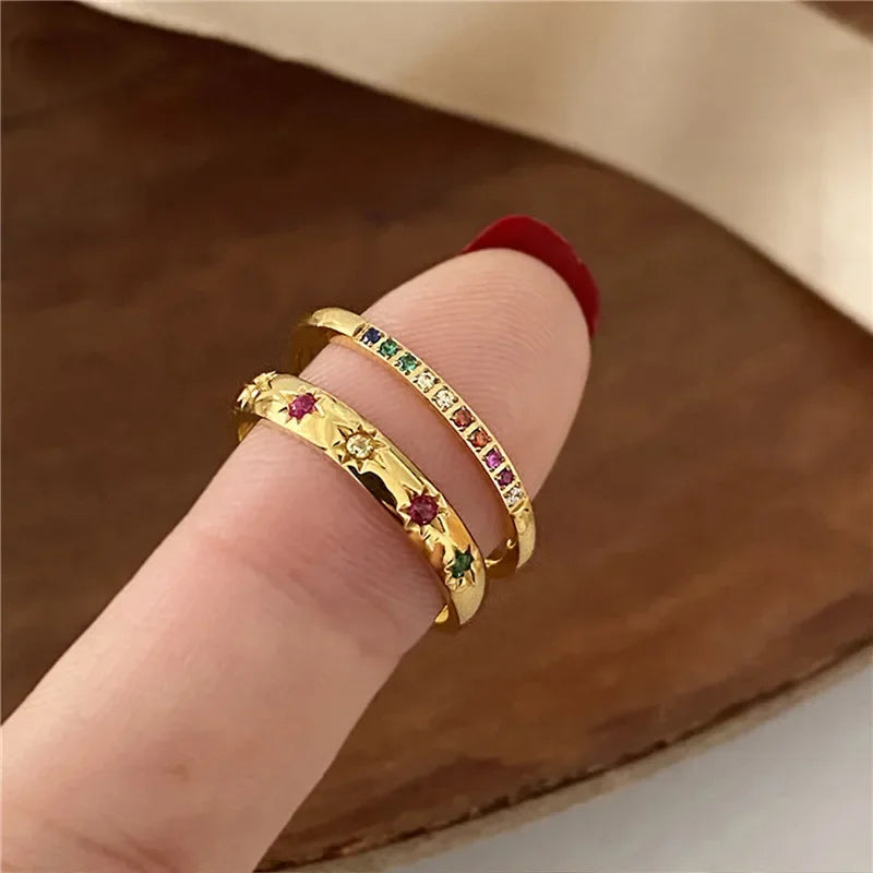Eleganter, feiner Ring mit bunten Steinen