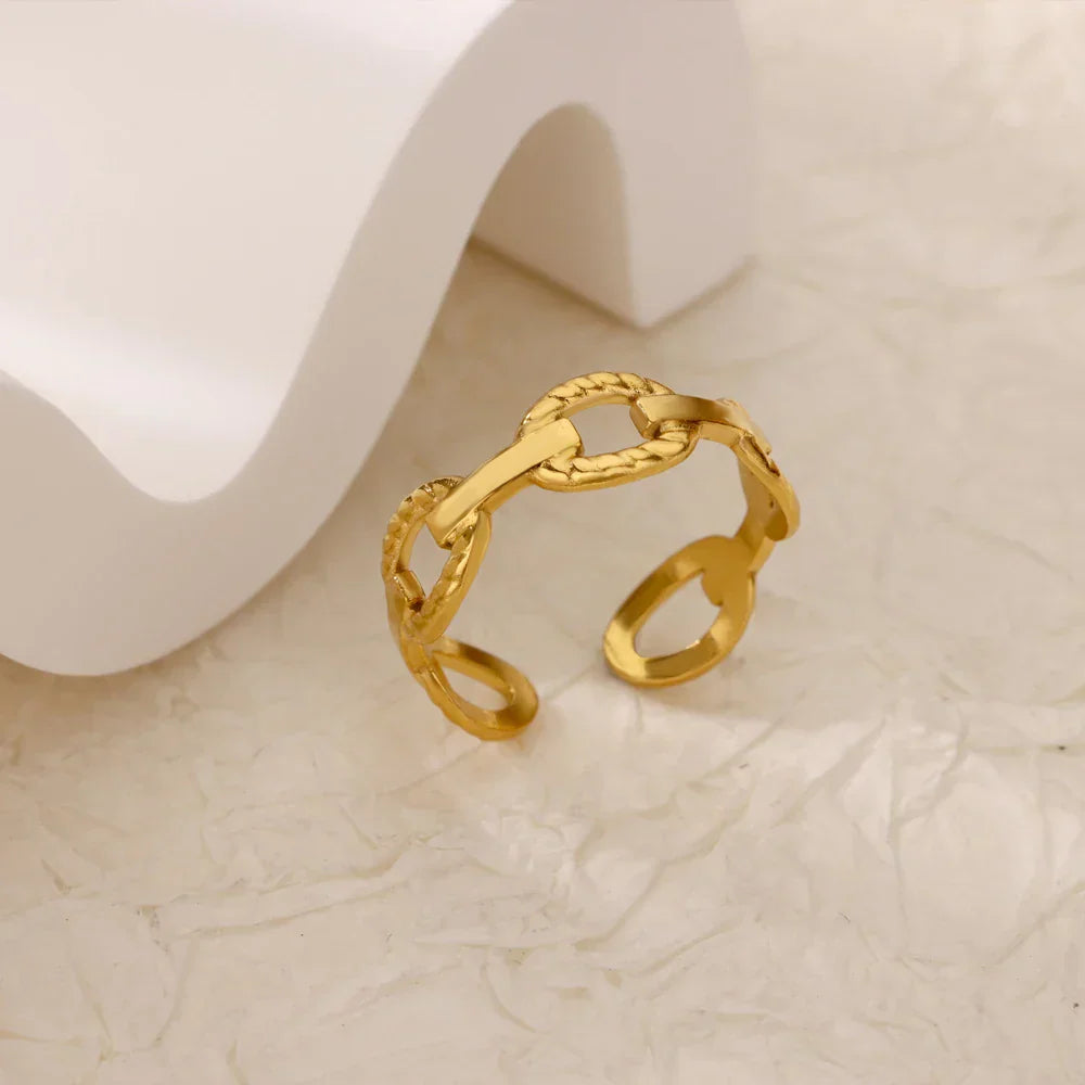 Elegante Ringe in Gold, verschiedene Designs