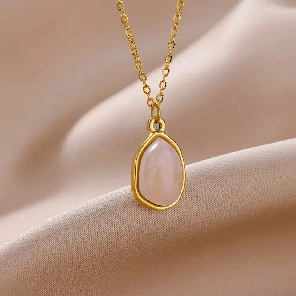 Elegante Halskette mit verschiedenen Edelstein - Anhängern