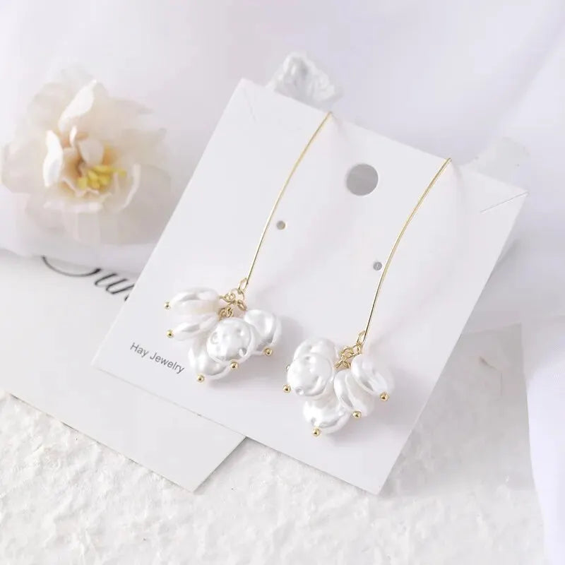 Elegante, hängende Ohrringe mit Perlen, zeitlos und elegant.