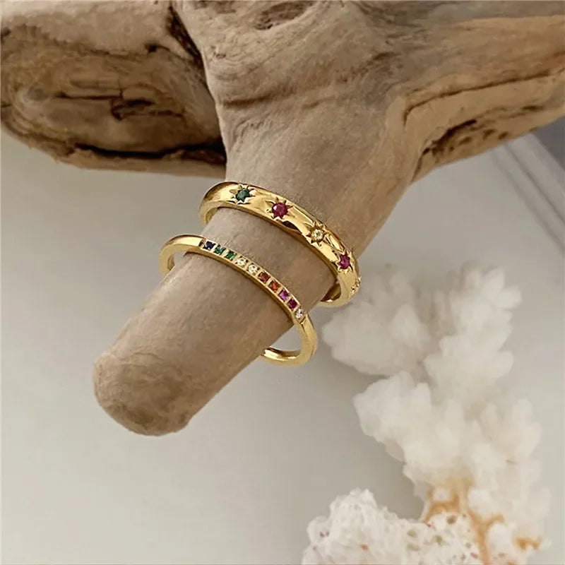 Eleganter, feiner Ring mit bunten Steinen