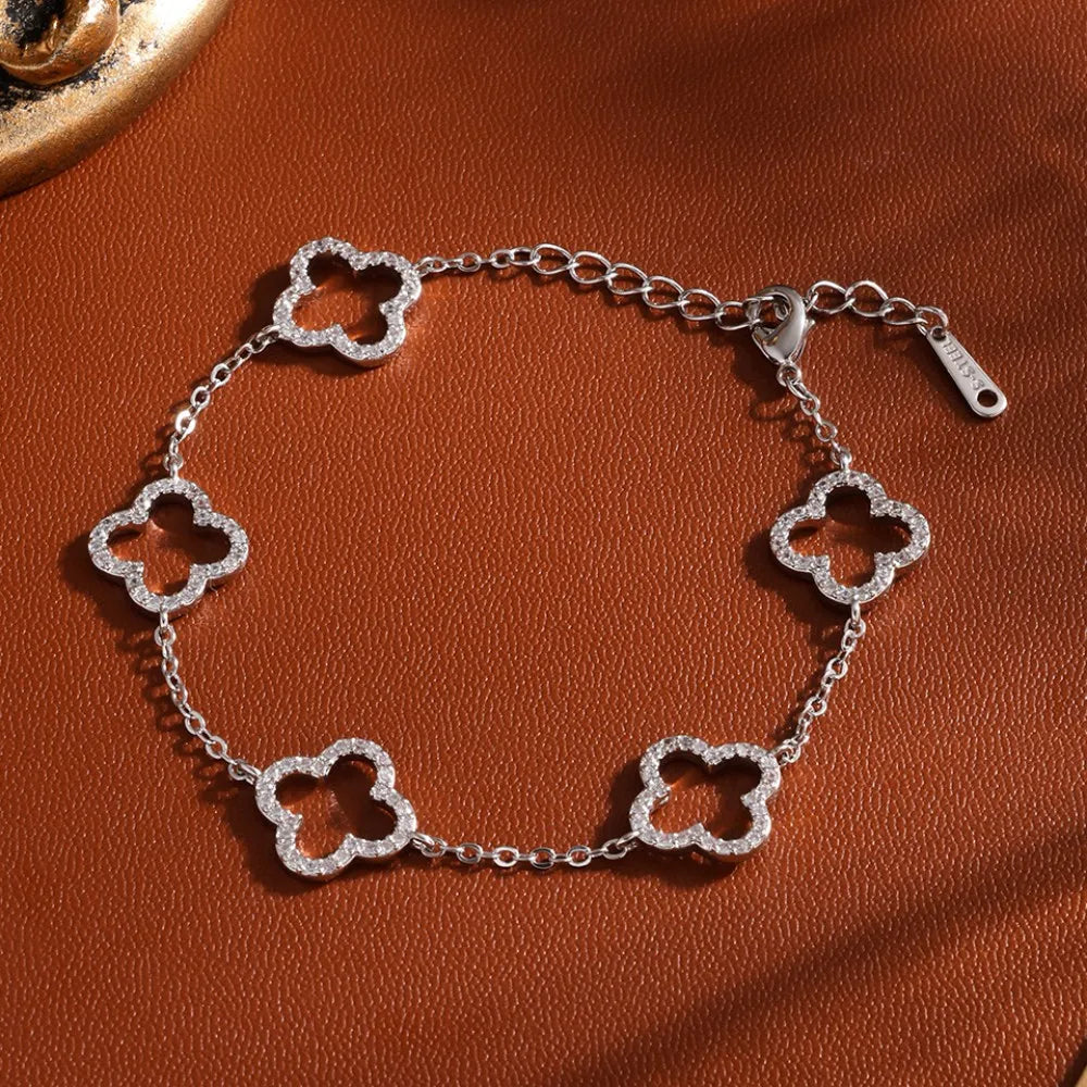 Elegante Armreife oder Armbänder in verschiedenen Designs