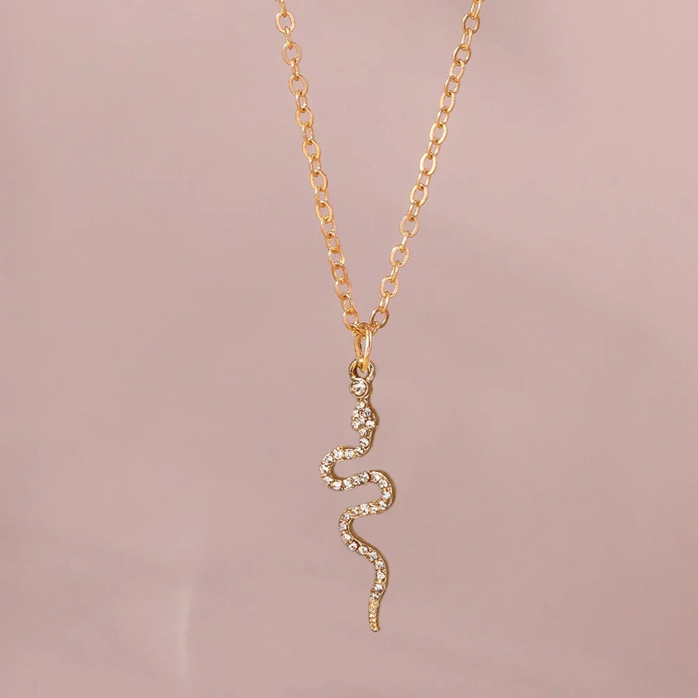 Elegante Halskette mit verschiedenen Motiv - Anhängern