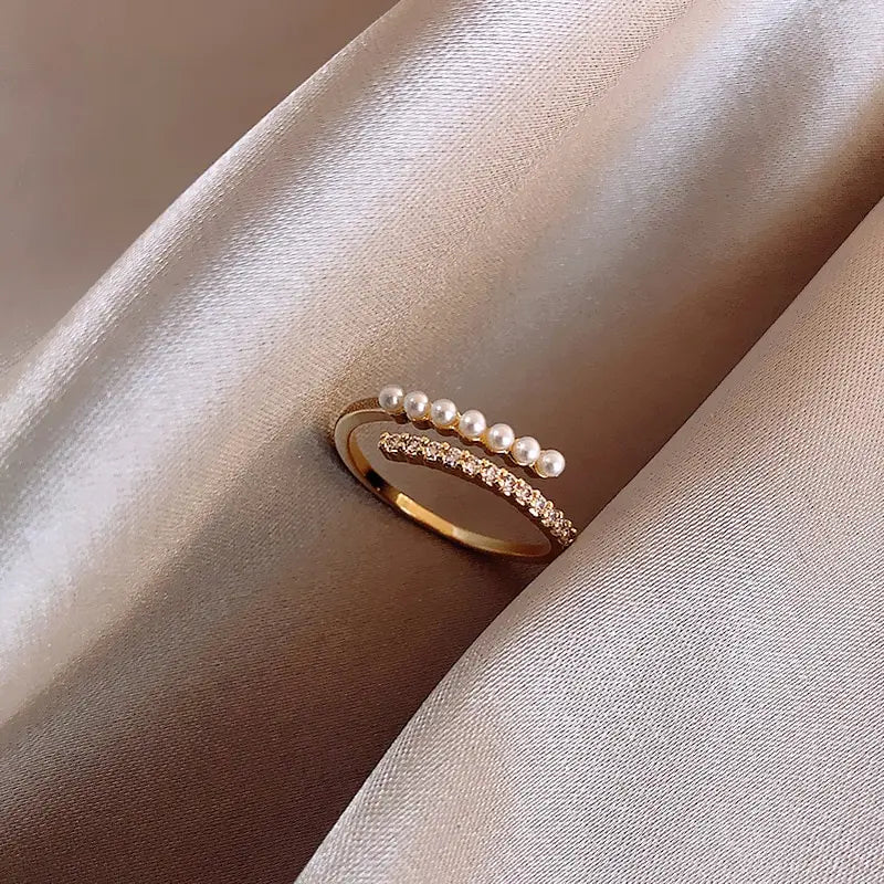 Eleganter zweireihiger Ring mit kleinem Steinen und Perlen