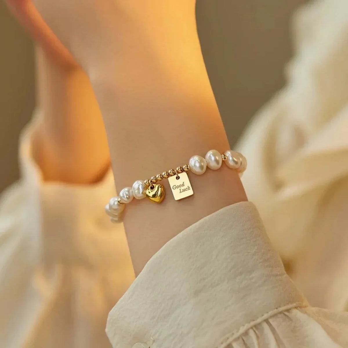 Elegante Perlenhalskette und Armband, mit kleinem Herz - Motiv