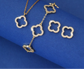 Wunderschönes Set - Ohrringe, Armband und Halskette mit filigranen Glitzer - Blumen