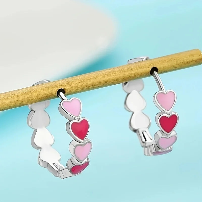Elegante, kleine Creolen Ohrringe mit bunten Herzen